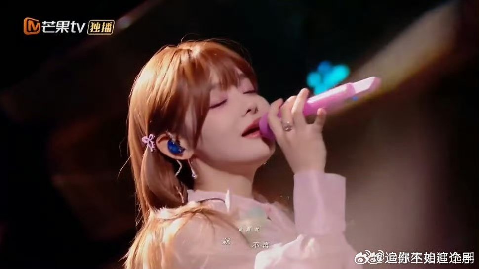 周兴哲黄霄雲2026冬日献唱《房间》惊艳全场