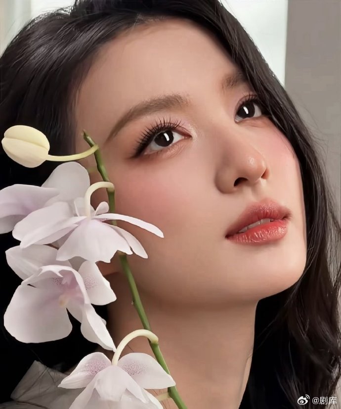 王楚然金色梦境妆细节精致，金调点缀高级灵动