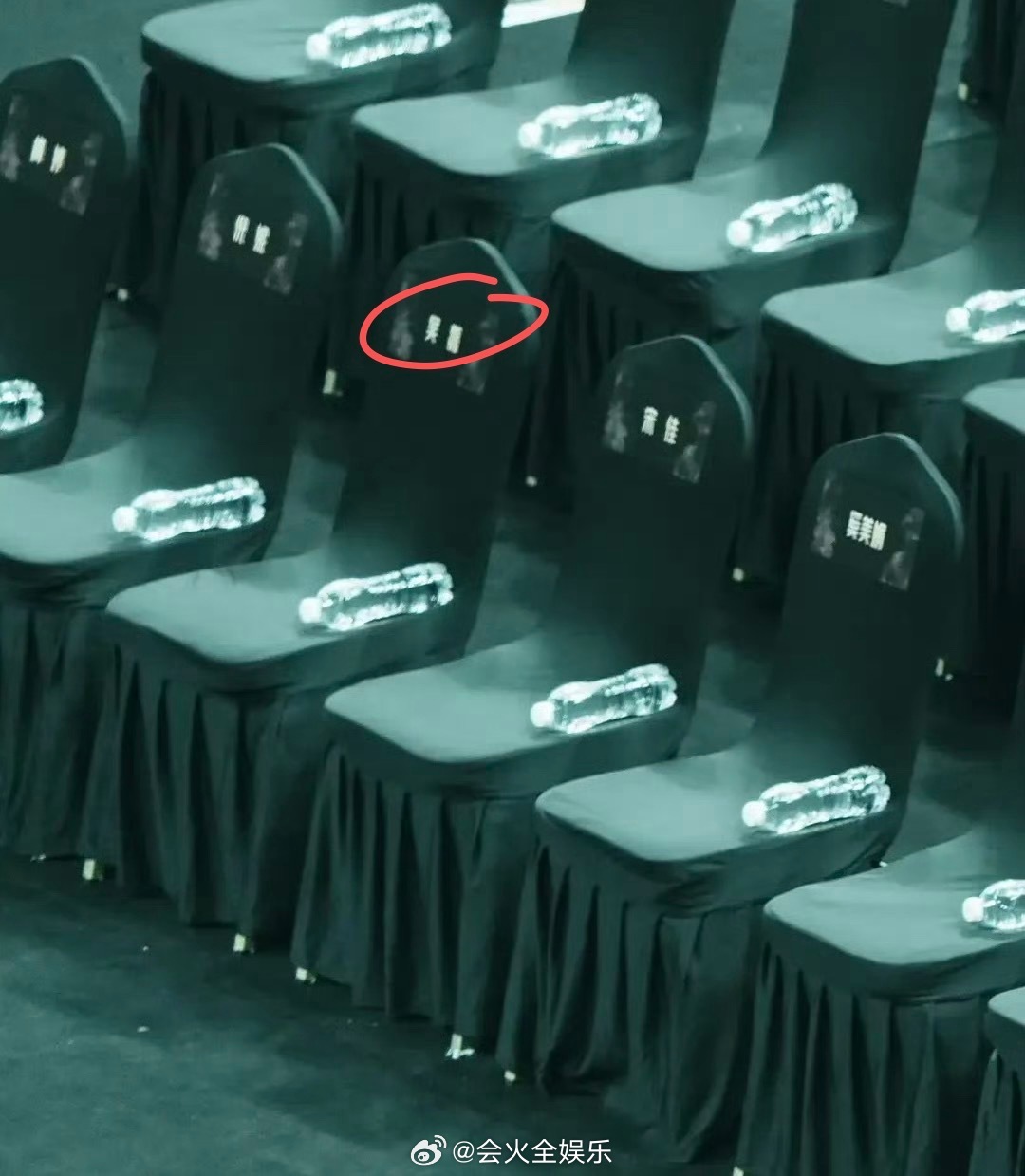 吴磊出席活动坐宋佳倪妮中间