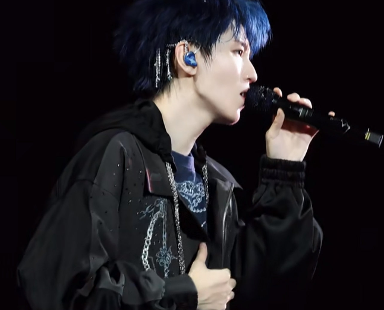 王俊凯妆容极淡首句演唱酷似周杰伦