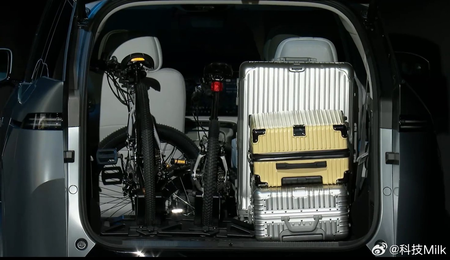 小鹏X9首发三排电动三折叠,折叠空间扩容