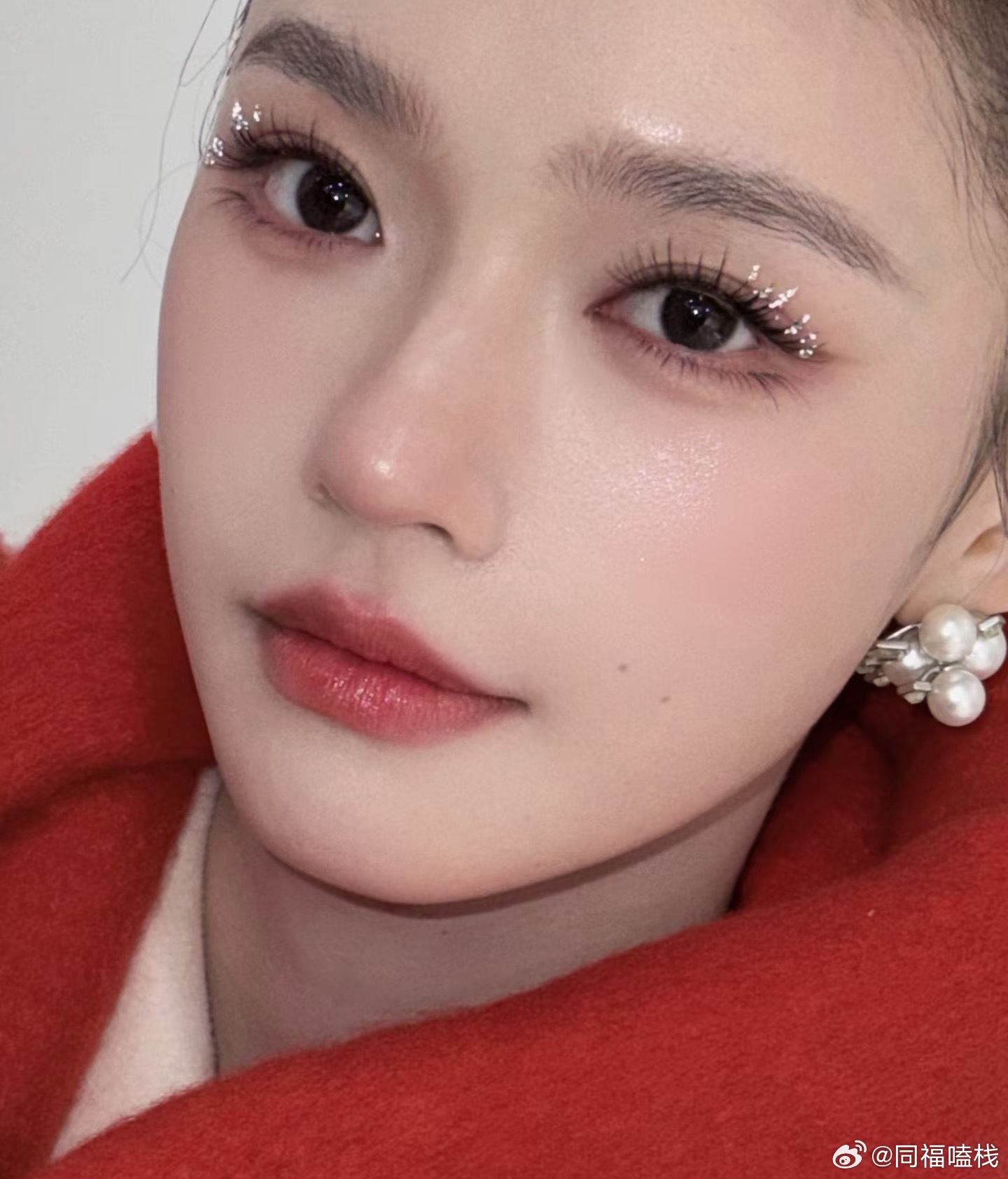 杨单为林允打造圣诞冰凌妆