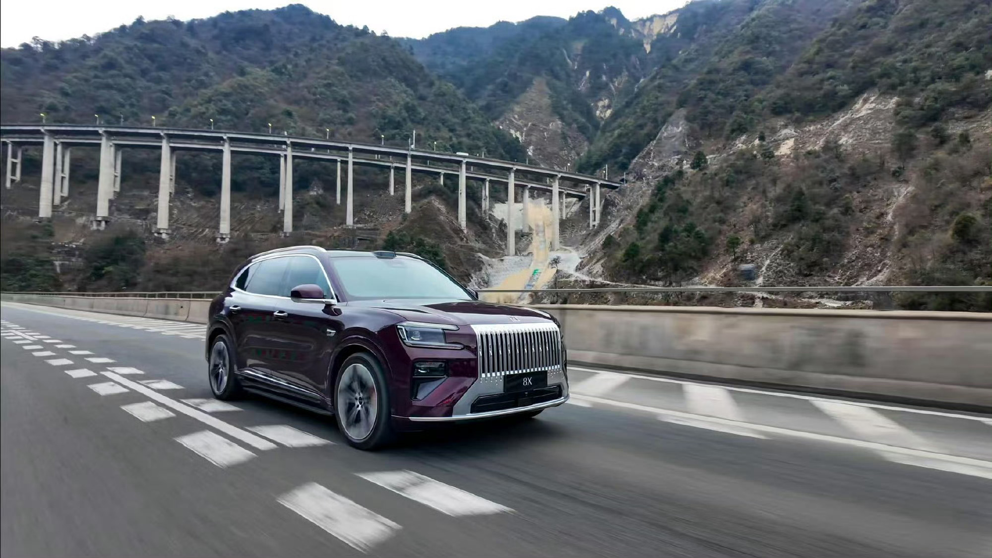 极氪8X联合中铁建挑战复杂路况，展现硬核越野实力