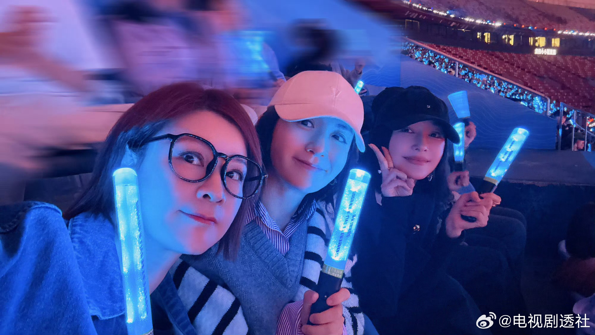 杜华三度现身张杰鸟巢演唱会，谢娜秦岚同框