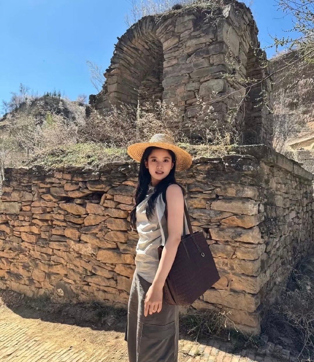 张婧仪上错车萌态引热议