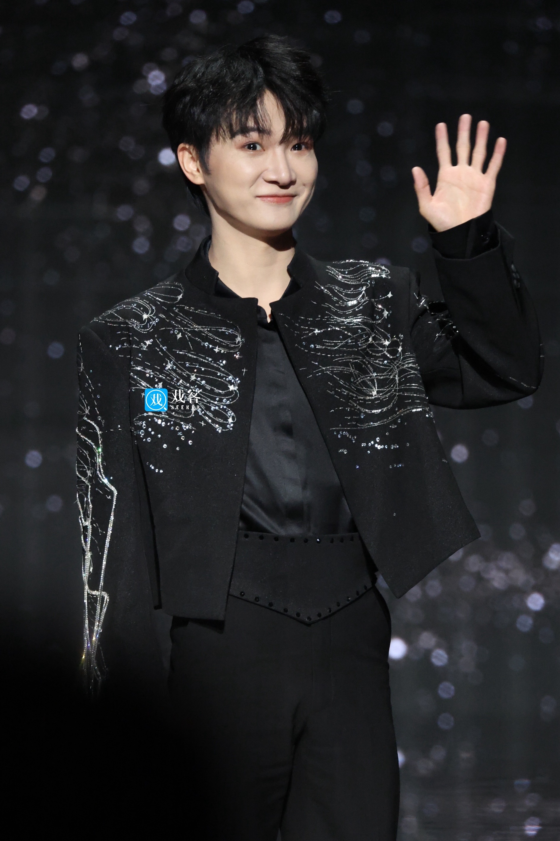 微博之夜红毯生图曝光，周深黄子弘凡等男星亮相