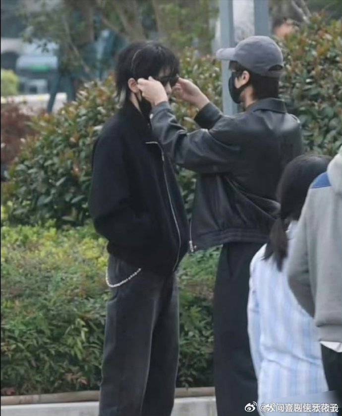 曾舜晞张康乐片场互戴帽子眼镜