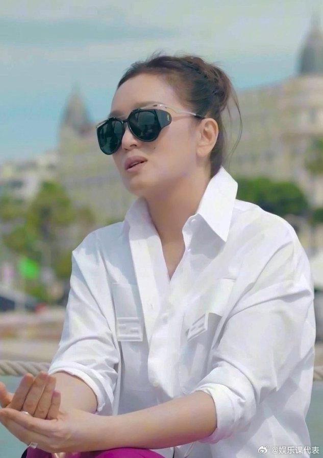 巩俐回忆戛纳海边拍摄《霸王别姬》经典照