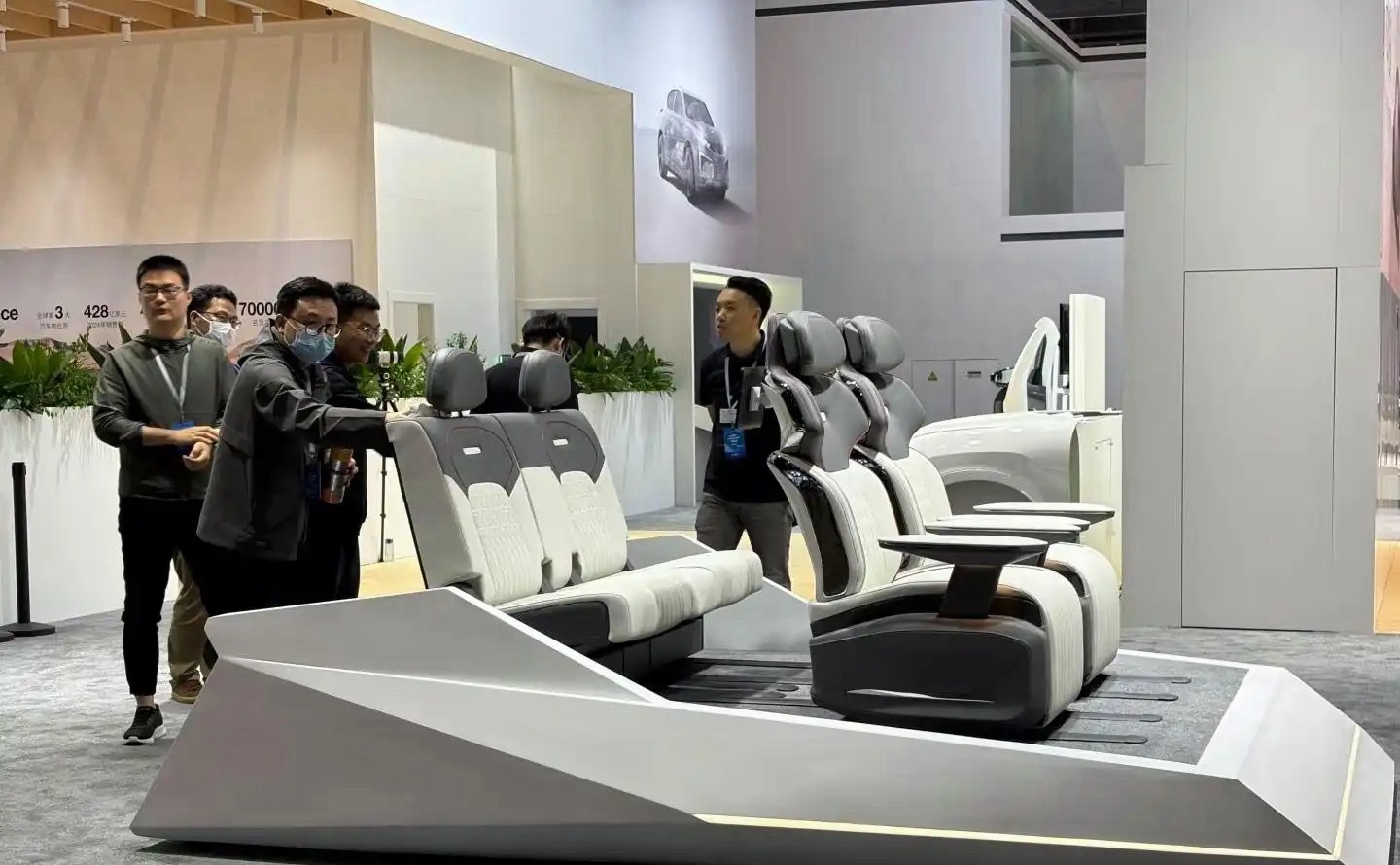 麦格纳推出新款汽车座椅，停车可变形为床