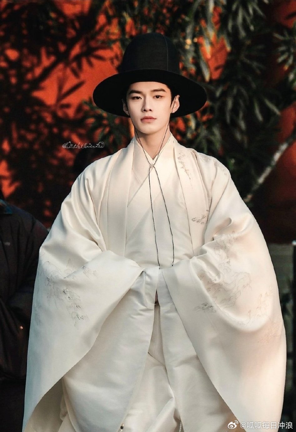 何与包上恩新剧《窈窈有期》明日官宣