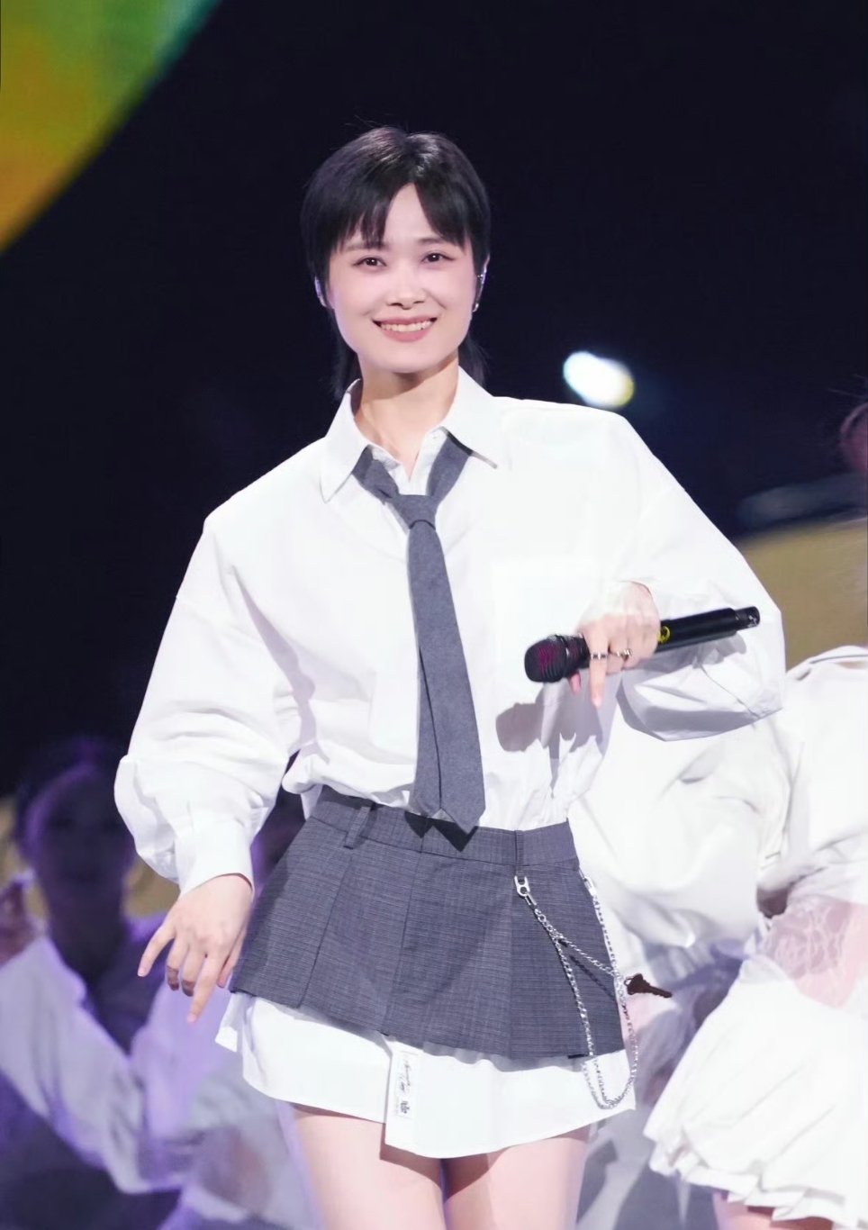 李宇春幽默回应留长发时机，透露私下爱唱甜歌