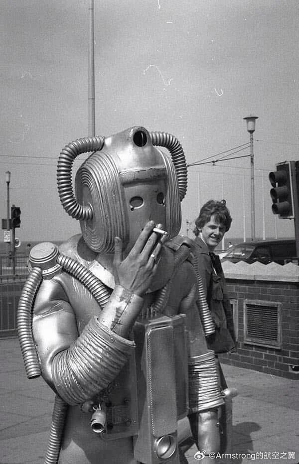 1975年《神秘博士》片场机器人演员吸烟