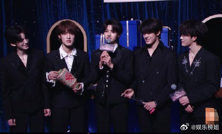 登陆少年组合抽中姚晨福建油纸灯笼，爱字寄语暖心