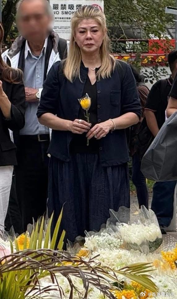 大埔宏福苑5级大火，梁艺龄献花落泪