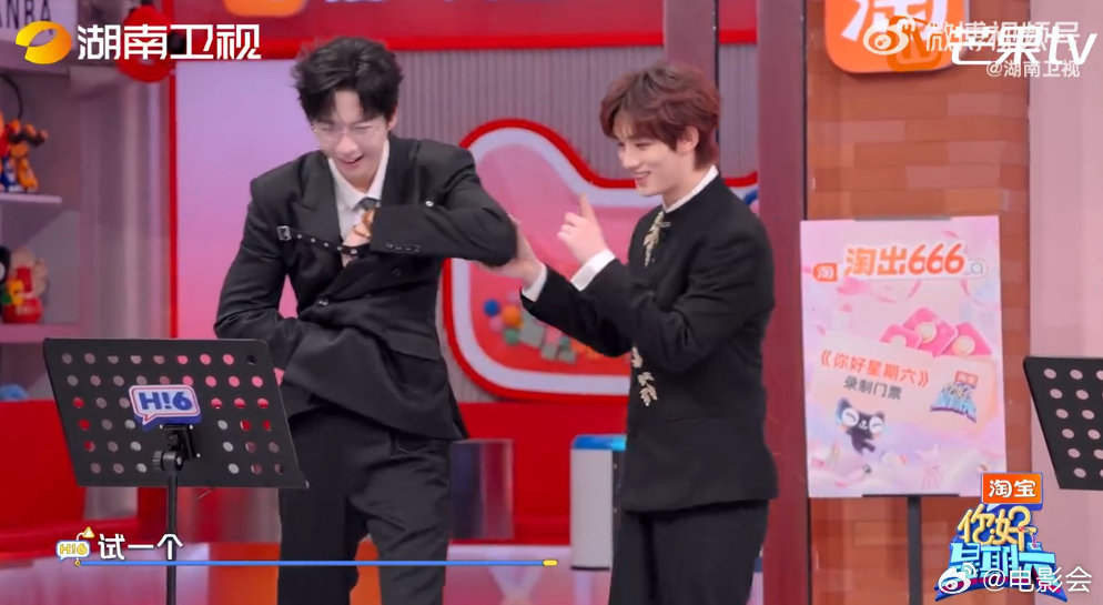 刘宇宁丁程鑫搭档跳Senorita大长腿优势尽显