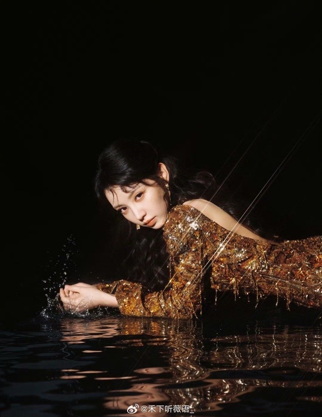 田曦薇星光大赏海面起舞,金光神女造型惊艳
