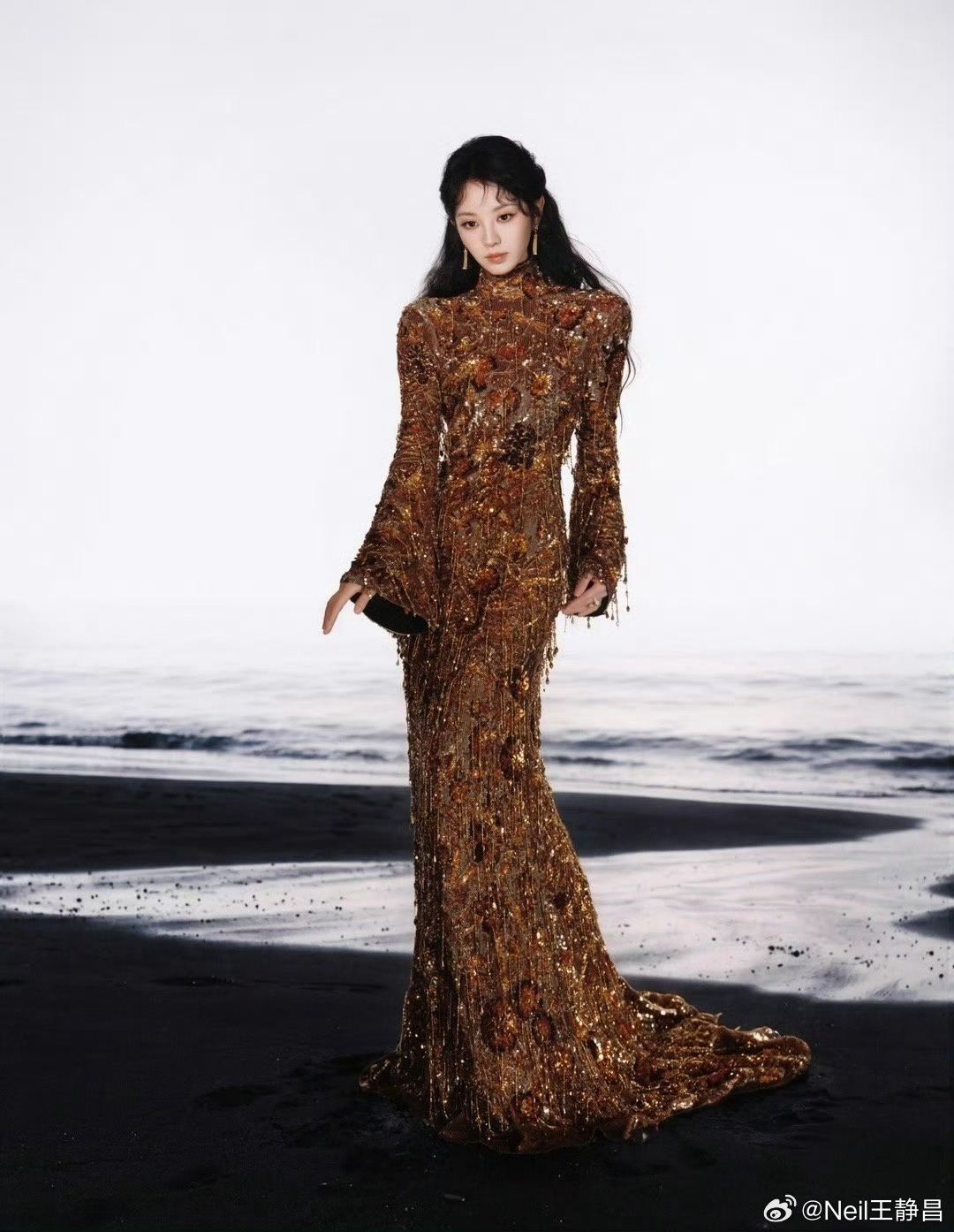 田曦薇穿Gucci亮片裙亮相2025腾讯星光大赏