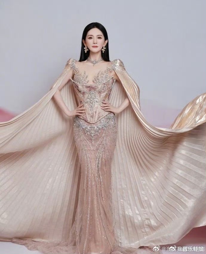 谢娜回应早期艺名叶子，称向阳而生终成太阳女神