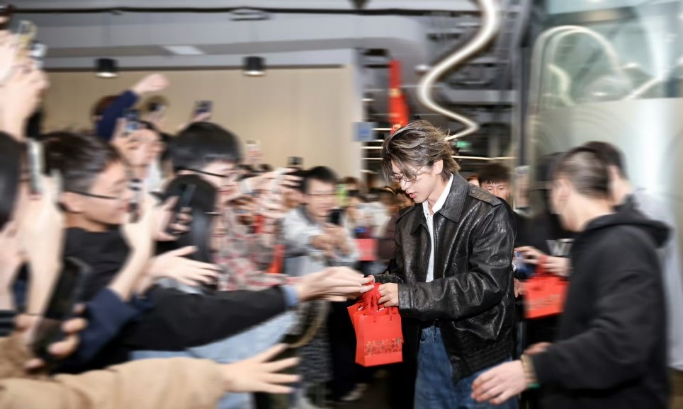 蔡徐坤扫楼赠送新专辑定制福袋