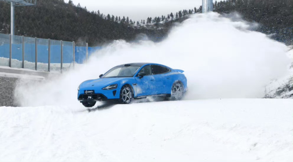 小米SU7雪地漂移展现电控实力，卡布里蓝配色吸睛