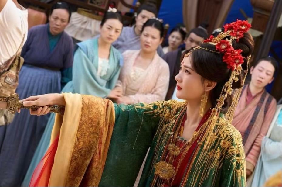 鞠婧祎陈都灵携无限流新剧破局，短剧《炽热吸引》创纪录