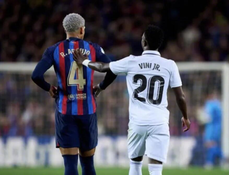 维尼修斯致电对手阿劳霍送支持，皇马巴萨球员展现暖心时刻
