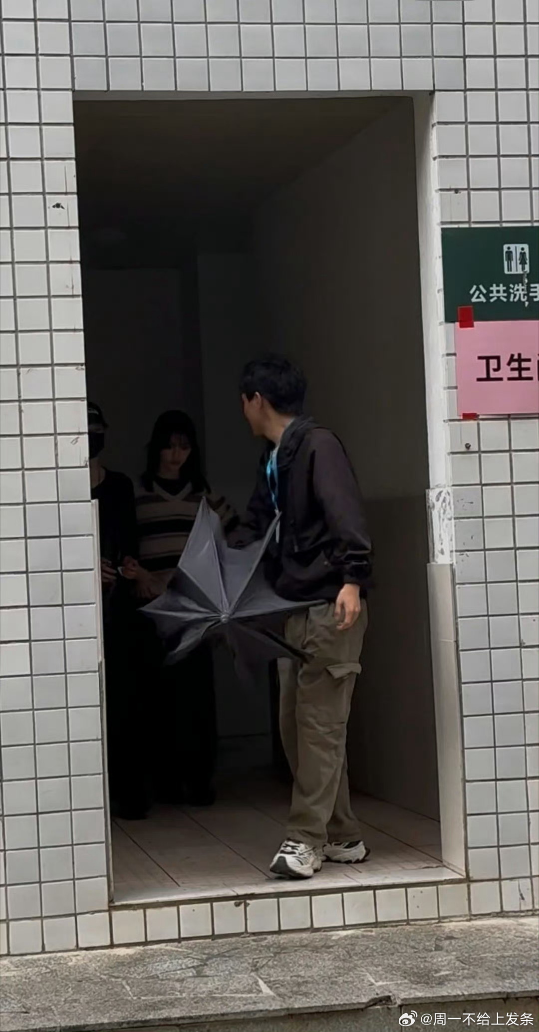 杨超越红毯出厕图引热议，社死现场被偶遇