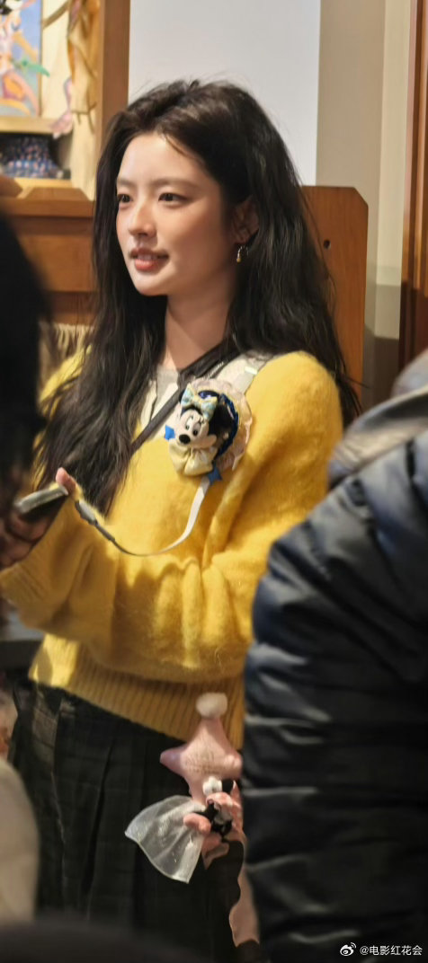 徐若晗雀斑妆亮相迪士尼，梦幻造型引热议