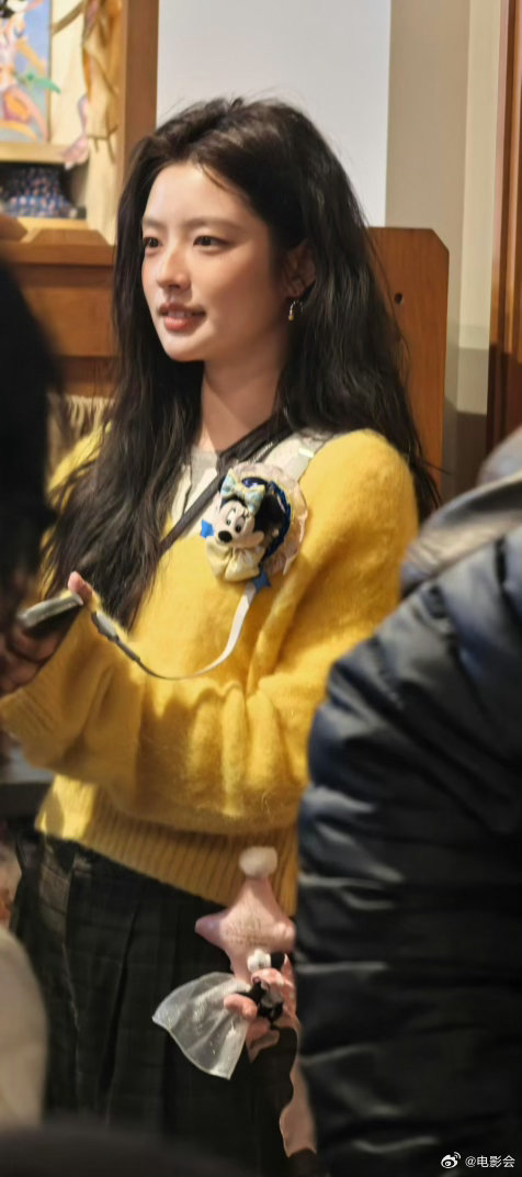 徐若晗迪士尼雀斑妆造型甜美灵动