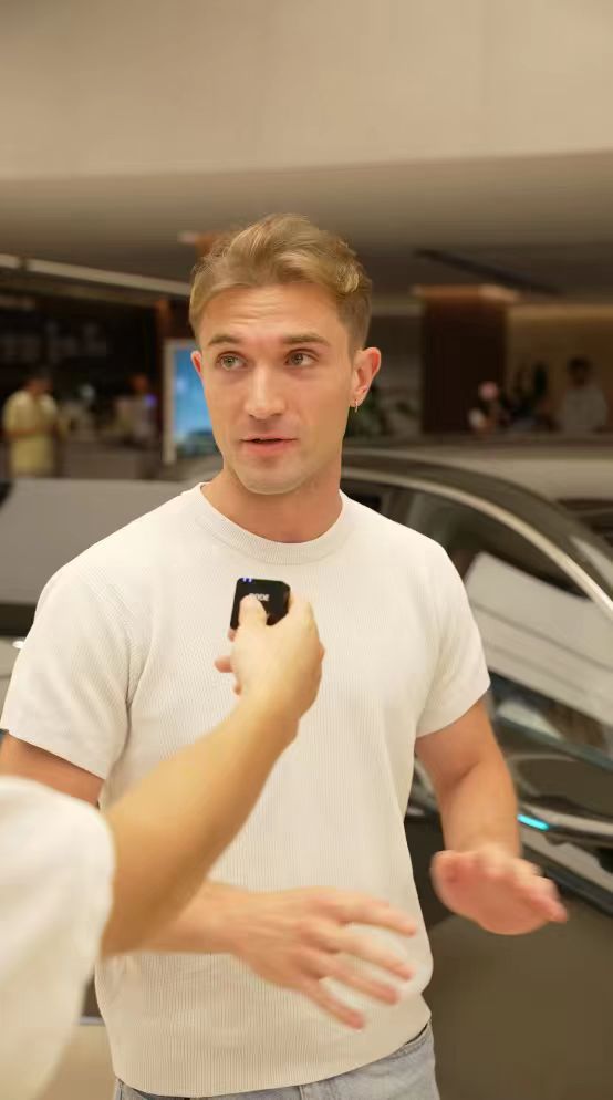 鸿蒙智行体验中心现催交付热潮，外国友人被中国旅行车硬控