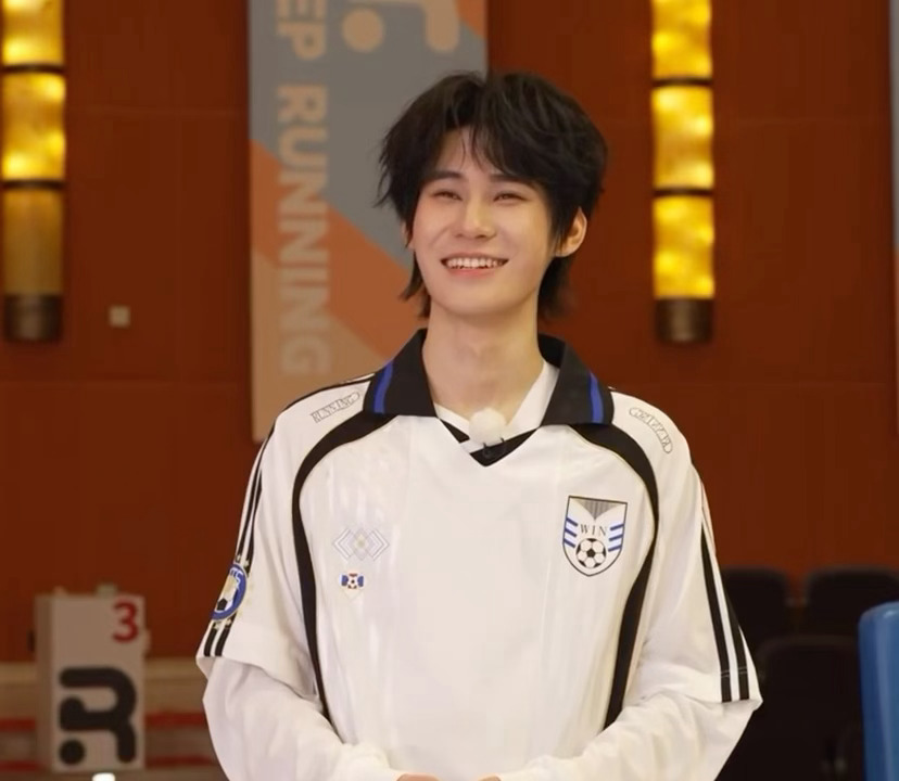 白鹿直播喊口号逗乐张真源