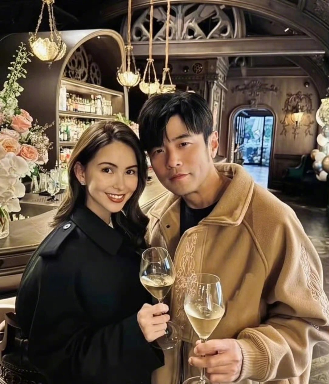 周杰伦新专辑《太阳之子》3月24日发布，封面取景巴黎教堂