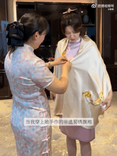 曾黎穿淡紫旗袍展东方韵味