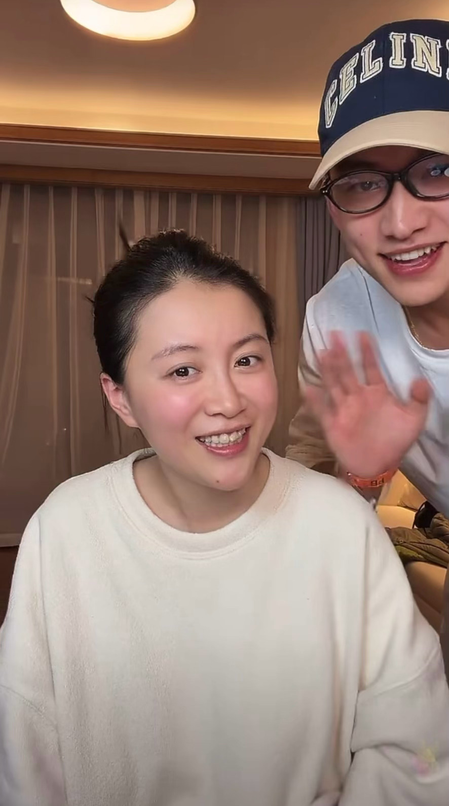 李嘉格直播与男友同框，害羞男友抱拳打招呼
