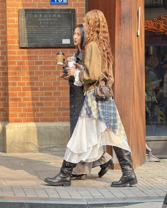 张艺凡羊毛卷造型亮相，与林依晨同框拍摄《三心两意》