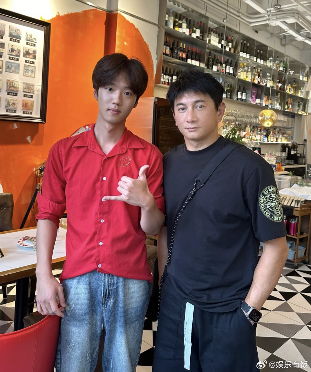 吴奇隆被偶遇神似维嘉，网友惊叹相似度拉满