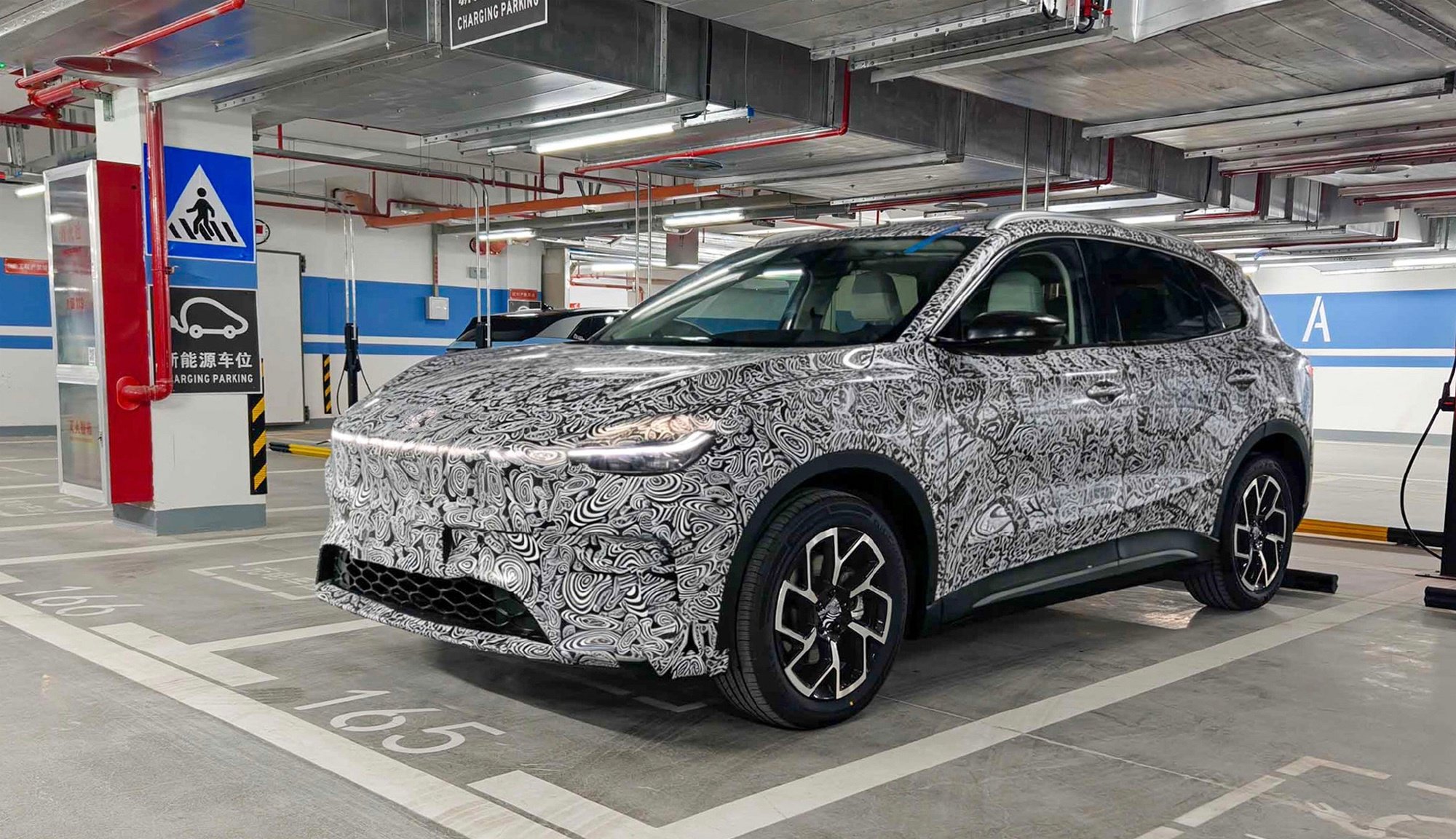 MG4 SUV版谍照曝光，延续家族设计新增贯穿灯带