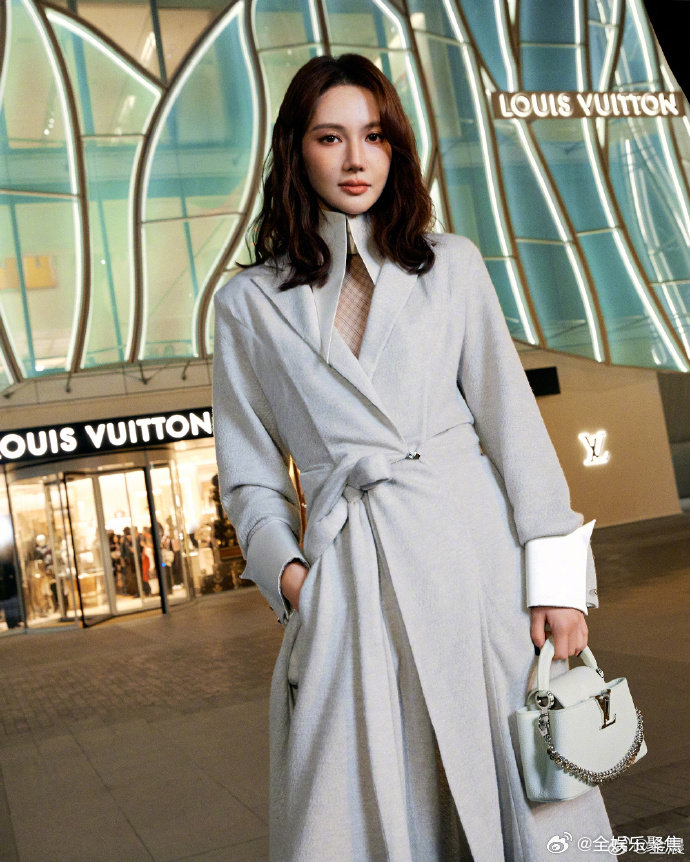 网友皇后镇偶遇金晨状态松弛