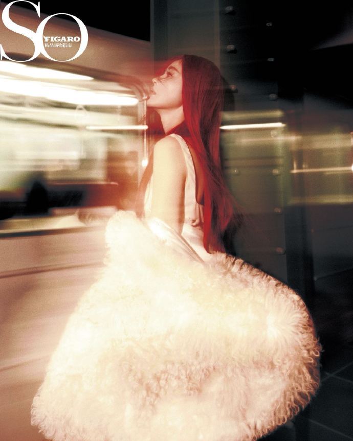 张天爱红发天使羽翼大片释出，地铁站内展故事感