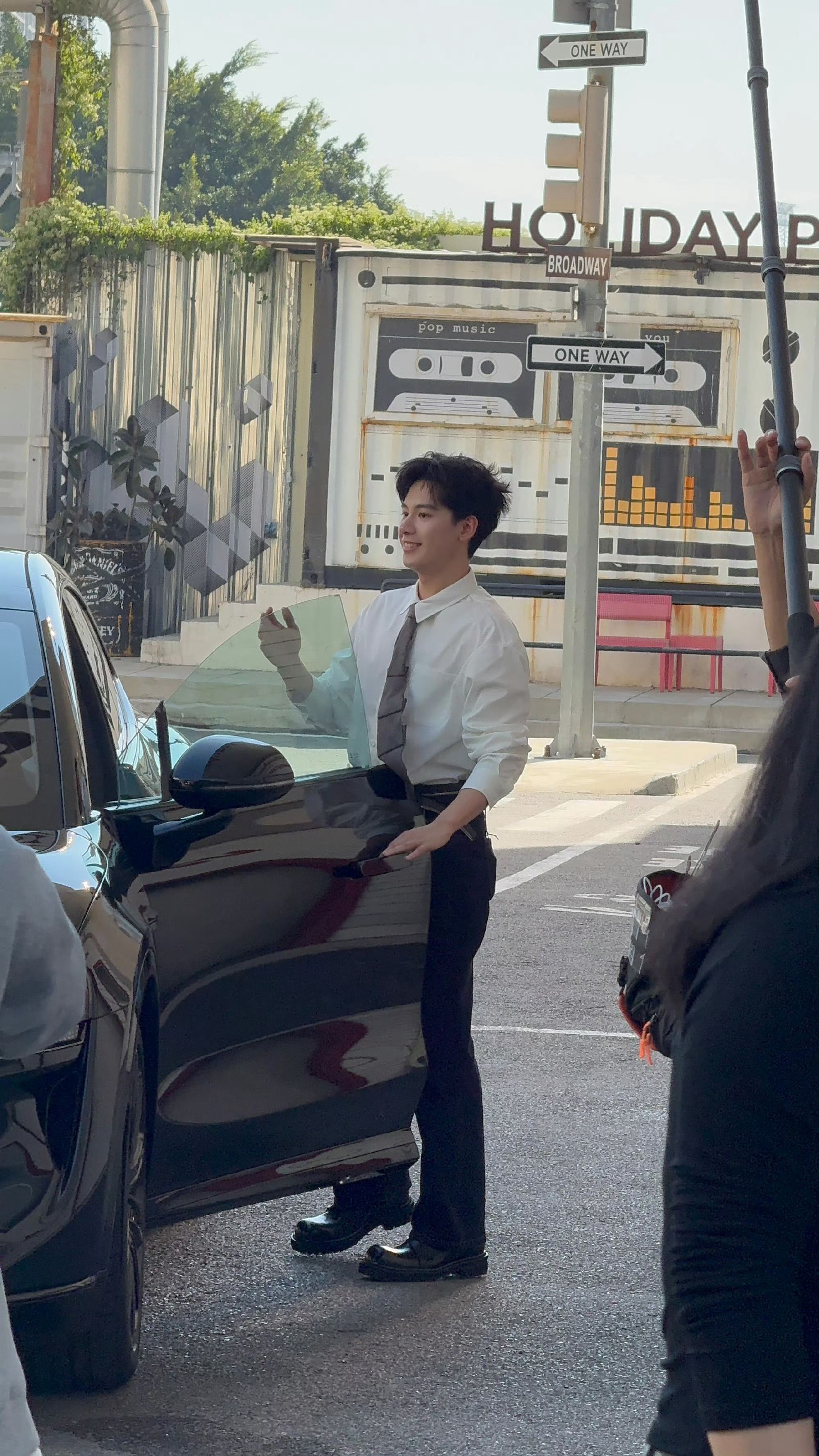 胡先煦智界R7提车vlog曝光，零重力座椅与智能驾驶成亮点