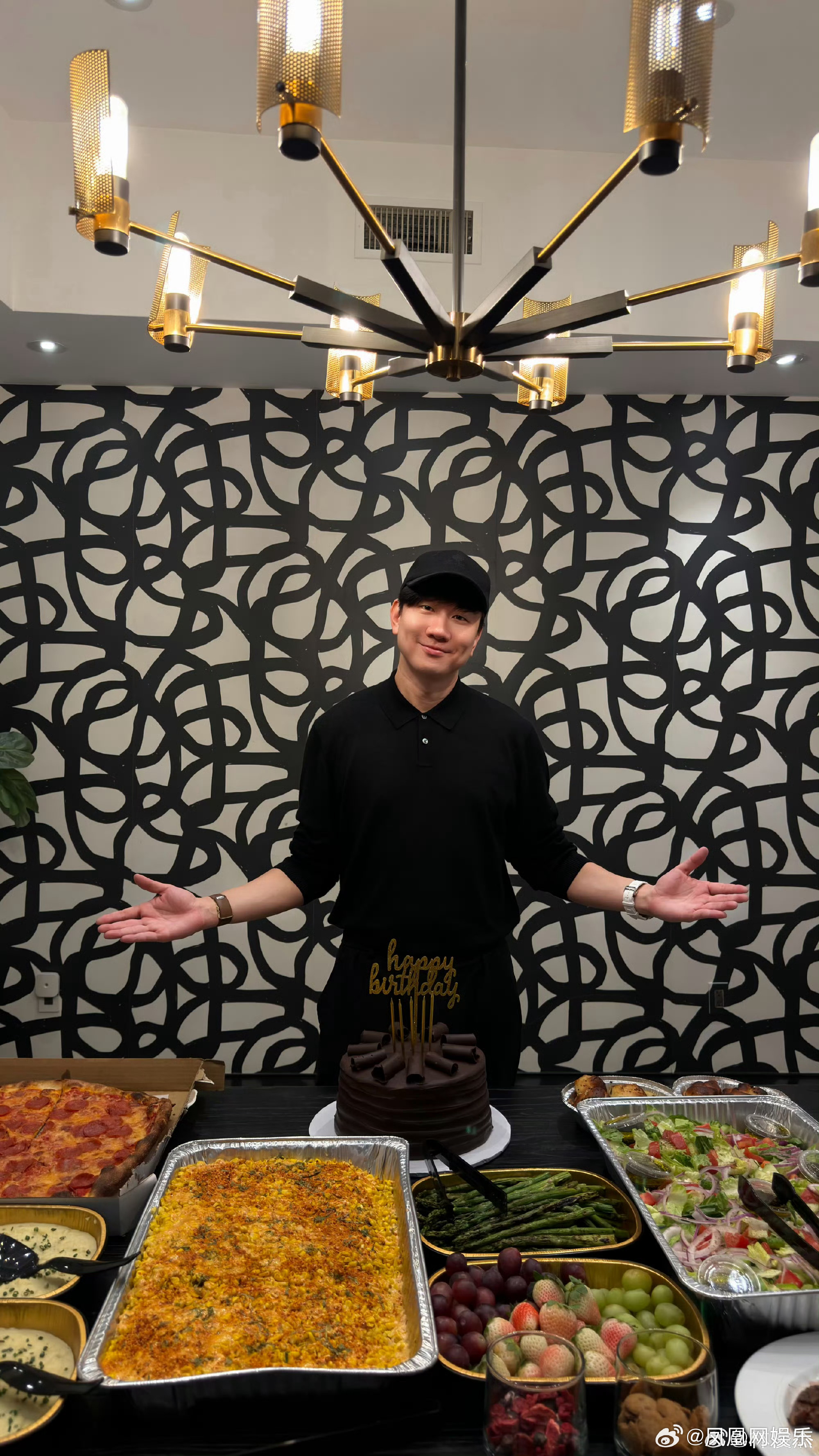 林俊杰庆45岁生日晒照，女友七七未现身