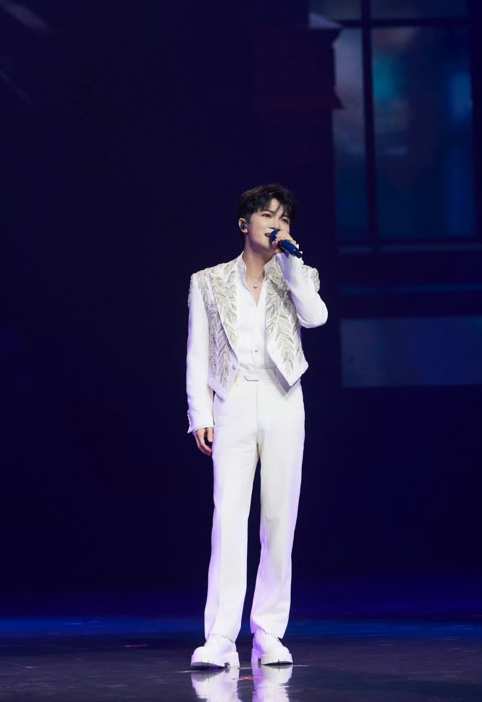 周深献唱一人之下十周年主题曲求真