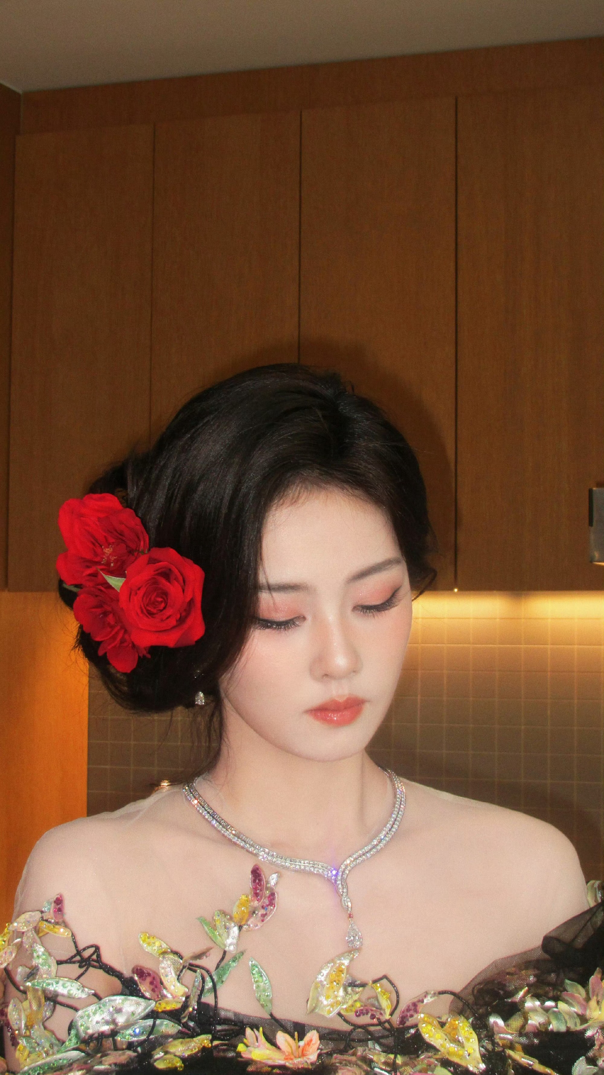 白鹿红裙金饰演绎烈焰玫瑰