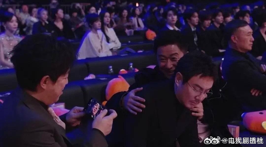 黄渤再现拍照尴尬现场