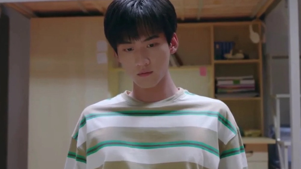 李雾着装引热议,正面鼓起引关注