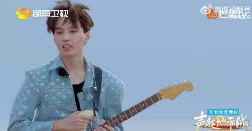 迪玛希携弟弟出道，舞台表现神似哥哥