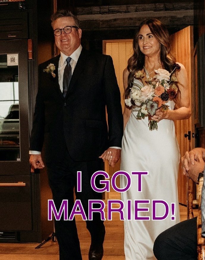 摩登家庭卡梅隆演员艾瑞克生日当天结婚