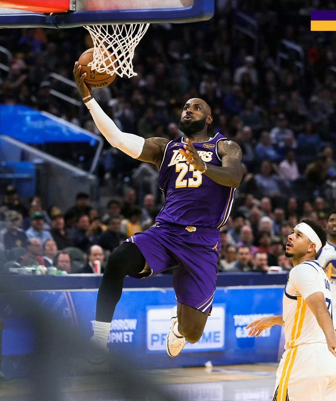 詹姆斯26分11助攻两双，湖人16分胜勇士