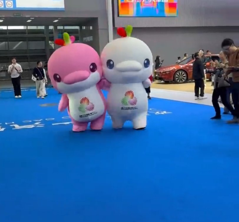 广州车展吉祥物大湾鸡引热议，活力表现成焦点
