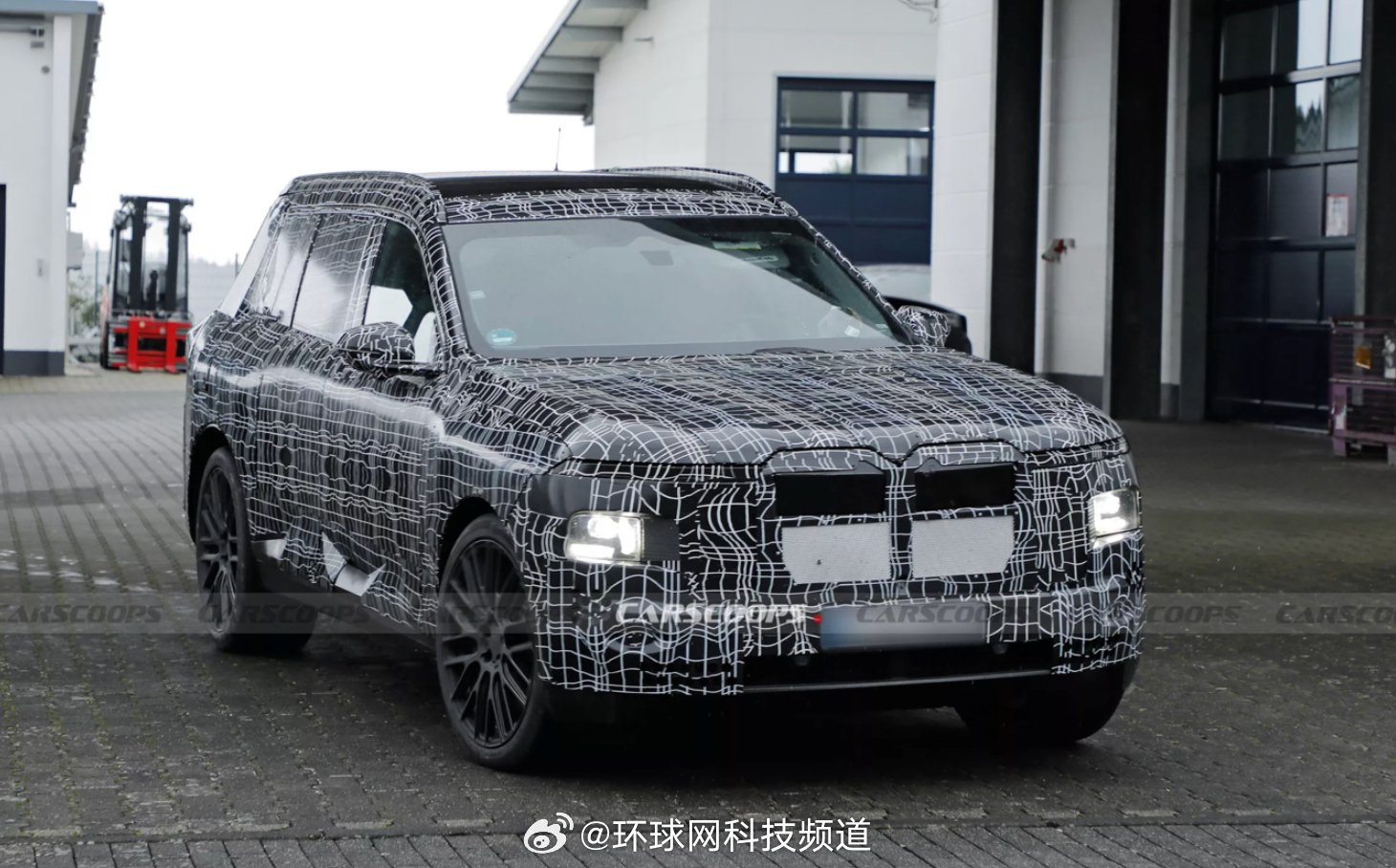 宝马新一代X7路试谍照曝光，七座布局对标奔驰GLS